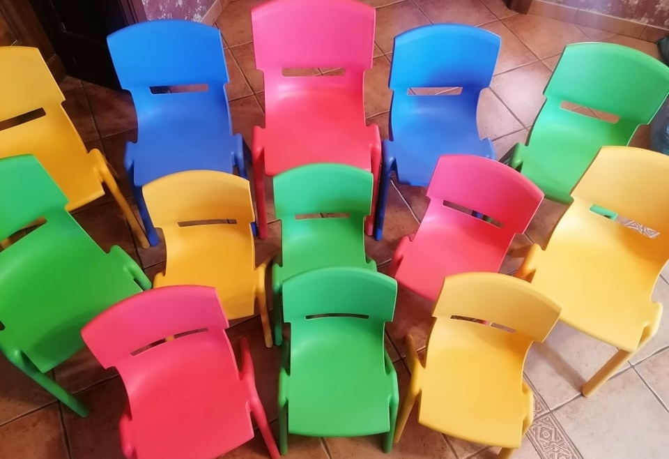 Kolorowe krzesełka dla oddziału onkologii
