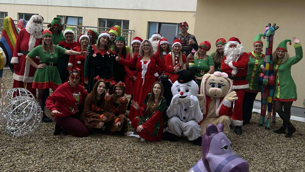 Onko-dzieci listy piszą Łatwopomagające Elfy roznoszą prezenty