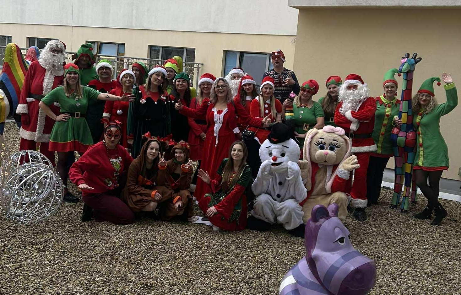 Onko-dzieci listy piszą Łatwopomagające Elfy roznoszą prezenty